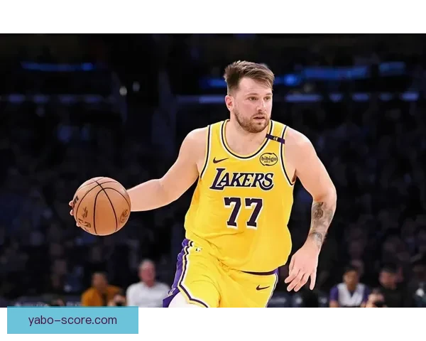 东契奇强势突破突发腿筋伤情离场治疗球队前景引关注